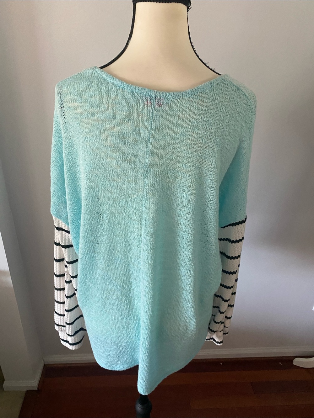 Pink lily size small blue sweater with contrast sleeves - Picture 4 of 6